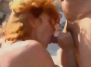 une-rousse-se-fait-prendre-par-deux-mecs-sur-la-plage-video-candaulisme-amateur