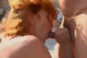 Une rousse se fait prendre par deux mecs sur la plage - Vidéo candaulisme amateur