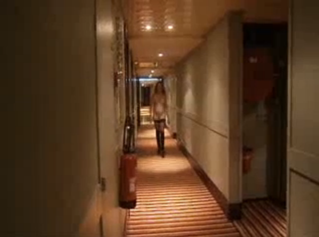 Le mari cocu livre sa pute à l'hôtel - Cuckold vidéo