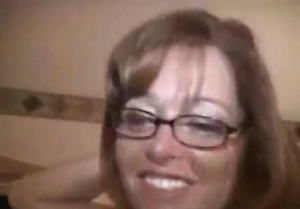 Une femme mature à lunette est baisée par une bite énorme - Cuckold vidéo