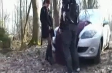 Baisée sur le capot de la voiture - Cuckold vidéo