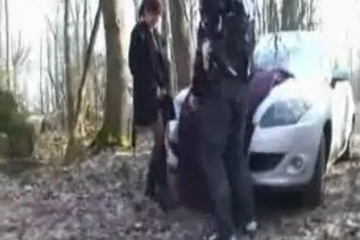 Baisée sur le capot de la voiture - Cuckold vidéo