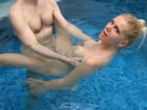 Stephanie qui baise dans la piscine avec son amant - Candauliste