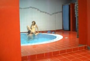 Elle se fait plaisir avec un autre dans la piscine - Candauliste