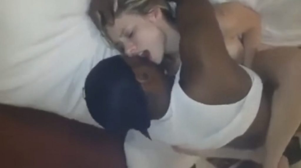 Sa jeune copine prend un pied d'enfer avec son black