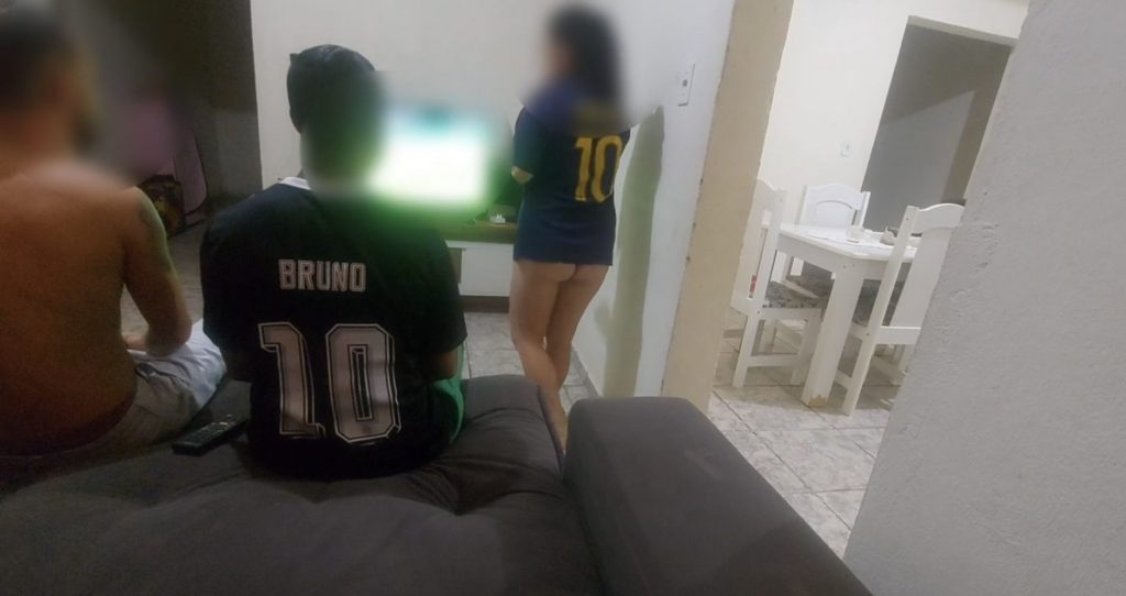 Sa femme chauffe le meilleur pote à son mari pendant un mach de foot