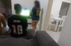 Sa femme chauffe le meilleur pote à son mari pendant un mach de foot